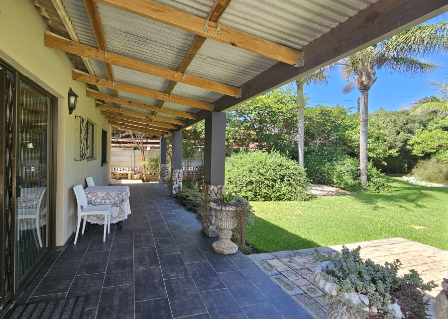 9 Bedroom Property for Sale in Wavecrest Eastern Cape